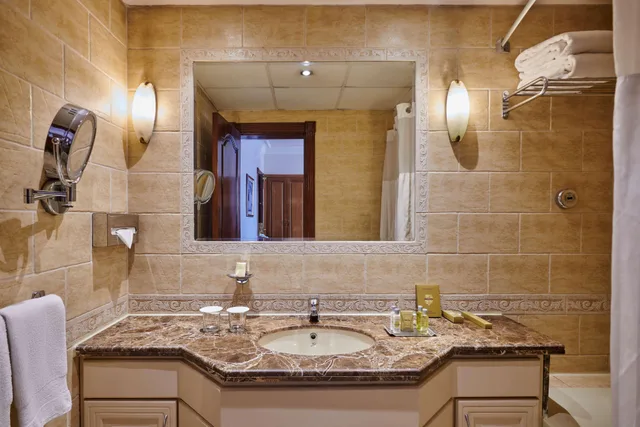 Plus, Guest Room, King Bed, Side Nile View، Hilton Cairo Zamalek Residences 2/2