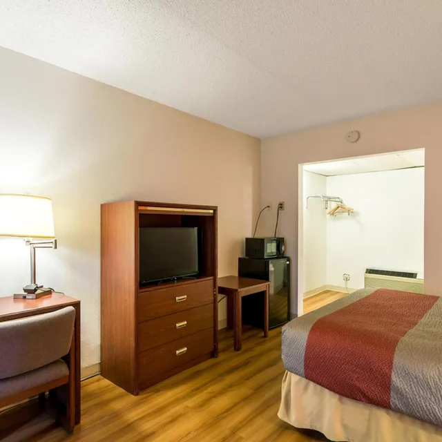 1 Queen Bed - Mobil Access Tub Nsmk Micfridg، Motel6 Butte, MT - Historic City Center 6/10