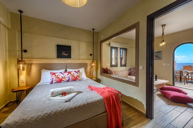 جناح فاخر بسرير كوين بإطلالة على البحر بغرفة نوم واحدة مع أريكة بمسبح خاص، Esperides Resort Crete 5/10