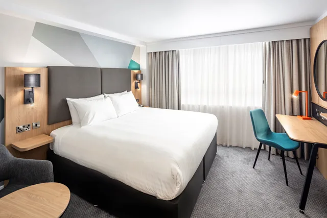 غرفة بسرير كينج مع أريكة، Holiday Inn Aylesbury 3/4