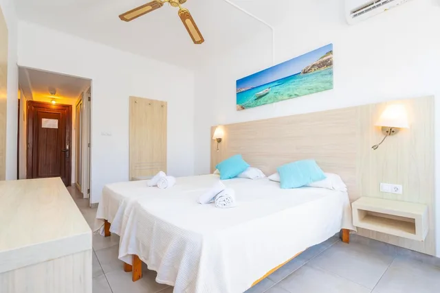 غرفة قياسية بسريرين منفصلين بإطلالة على المدينة بشرفة، Antares Hotel 5/10