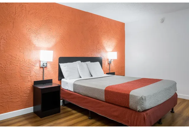 1 Queen Bed - Mobility Accessible Tub Nsmk، Motel6 Prospect Heights, IL 5/8