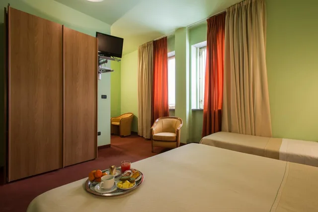 غرفة ثلاثية، Hotel Lux 6/10