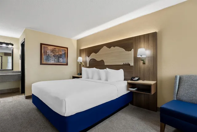 جناح كبير بسرير كينج بحوض جاكوزي، Best Western Center Pointe Inn 2/10