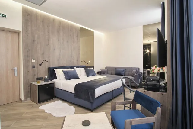 Royal, Blue, Suite, King Bed, Hot Tub، Athens The L7 Str - Luxury Boutique Collection Hotel 2/10