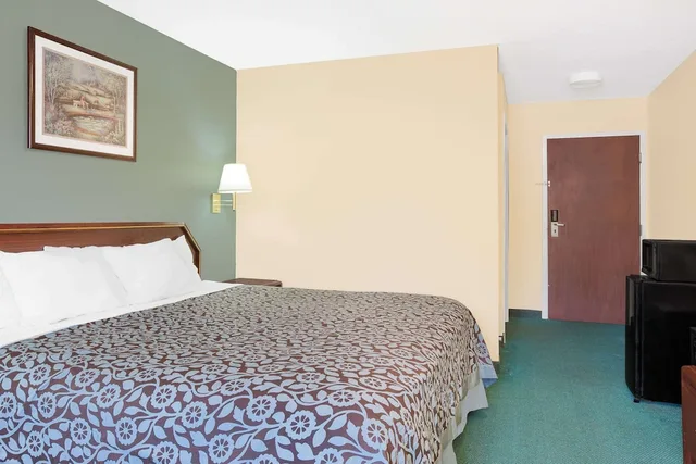 غرفة قياسية بسرير كينج، Days Inn by Wyndham Lincoln, AL 2/9
