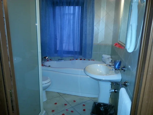 جناح، Hotel Happy Days 2/2