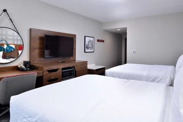 غرفة بسريرين كوين لذوي الإعاقة، Hampton Inn & Suites Greensboro Downtown 1/3