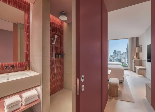 غرفة ركنية بسريرين كينج بغرفتي نوم، KROMO Bangkok, Curio Collection by Hilton 7/10