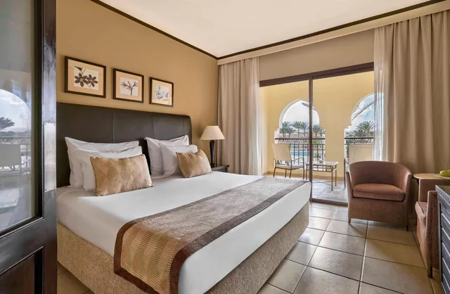 غرفة ديلوكس عائلية بسرير كوين بإطلالة على البحر، Jaz Lamaya Resort 2/2