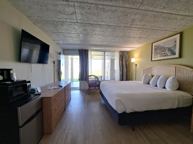 Room, King Bed, Side Ocean View, Days Inn & Suites By Wyndham Jekyll Island 2/7
