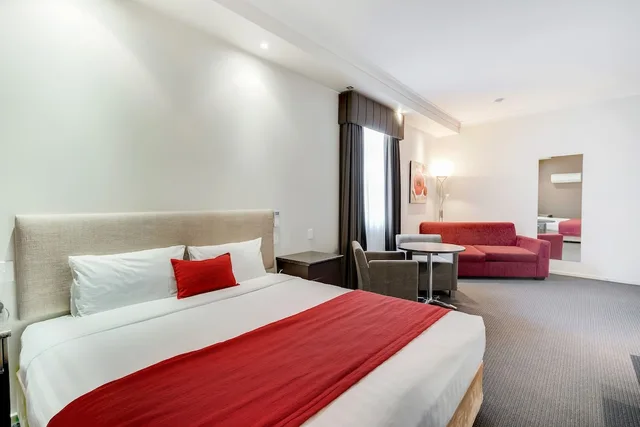 غرفة فاخرة بسرير كينج مع أريكة، Prince of Wales Motor Inn 1/4