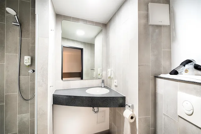 غرفة بسرير كوين، B&B Hotel Kaiserslautern 5/6