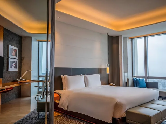 غرفة فاخرة بسرير كينج بإطلالة على البحر، Sofitel Haikou Hotel 1/8