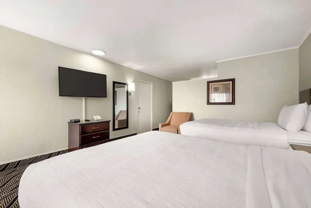 غرفة قياسية بسريرين كوين، Best Western Red Carpet Inn 2/6