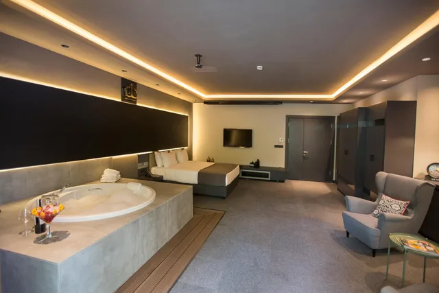 جناح بسرير كوين بشرفة بجاكوزي، Cityloft 24 Suites 3/7