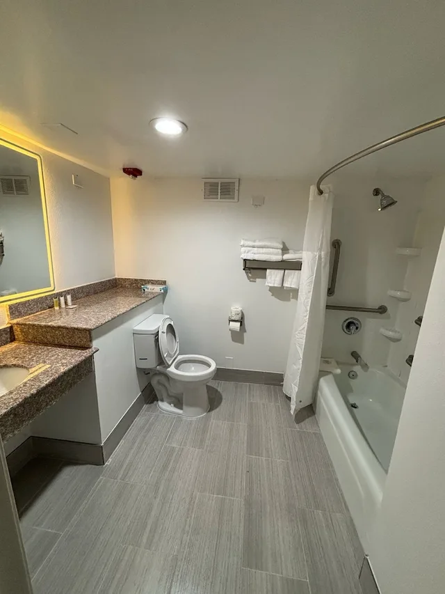 غرفة بسريرين مزدوجين، Days Hotel by Wyndham Williamsburg I-64 9/9