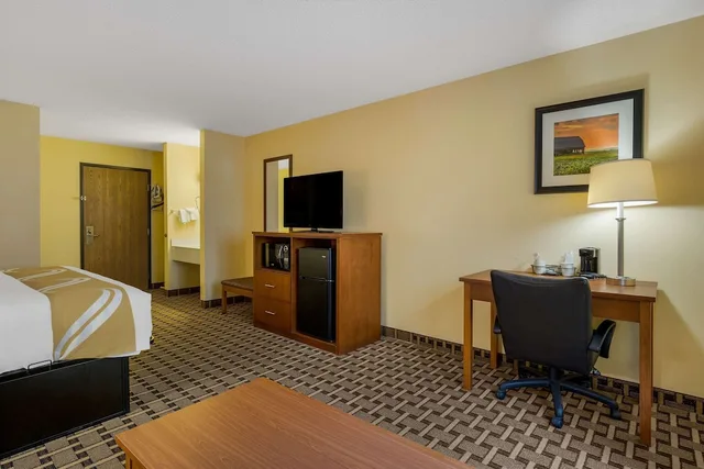 غرفة قياسية بسرير كينج مع أريكة، Quality Inn Ashland I-70 and US 250 4/5