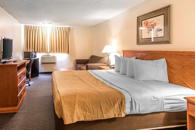 غرفة قياسية بسرير كينج لذوي الإعاقة، Econo Lodge Inn And Suites Clinton 3/4