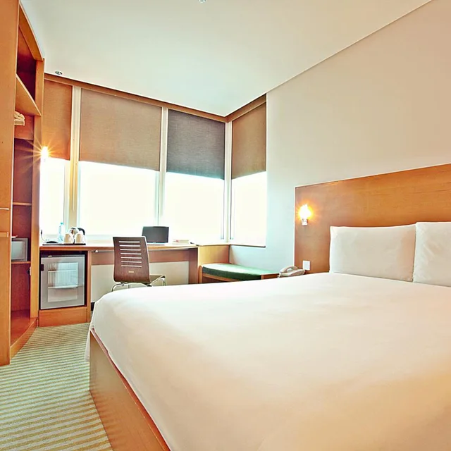 غرفة سوبيريور بسرير كينج بإطلالة على البحر، ibis Kuwait Salmiya 3/8