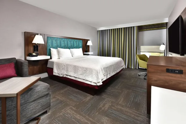 Study, King Bed, Chaise Lounge، Hampton Inn Princeton, WV 2/4