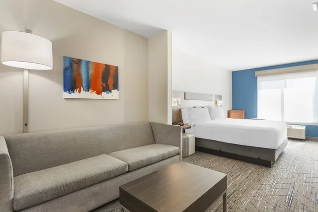 جناح بسرير كينج مع أريكة، Holiday Inn Express Hotel And Suites Belgrade 8/8