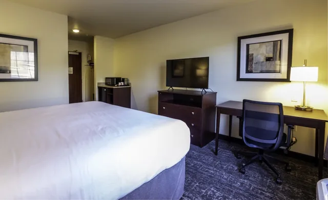 غرفة بسرير كينج، Cobblestone Inn & Suites - Brookville 2/3