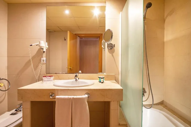 غرفة ديلوكس ثلاثية بثلاثة أسرّة، Hotel Guitart Central Park Aqua Resort 2/4