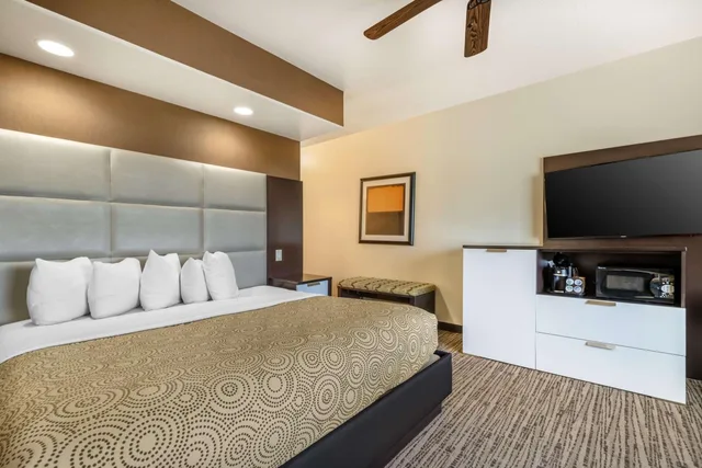 غرفة ديلوكس بسرير كينج، Best Western Plus Lackland Hotel & Suites 3/4