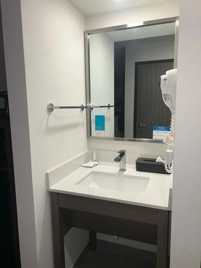 غرفة بسرير كوين، Clarion Pointe Milwaukee Airport 7/8