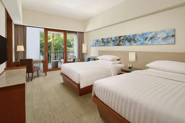 غرفة ديلوكس بسرير كينج بإطلالة على الحديقة بشرفة، Courtyard By Marriott Bali Nusa Dua Resort 6/10