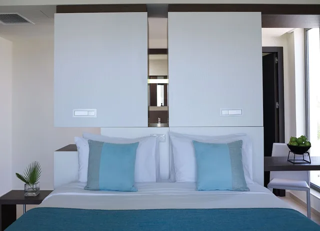 غرفة بسرير كوين بإطلالة على الحديقة مع أريكة، Tui Magic Life Plimmiri 3/4