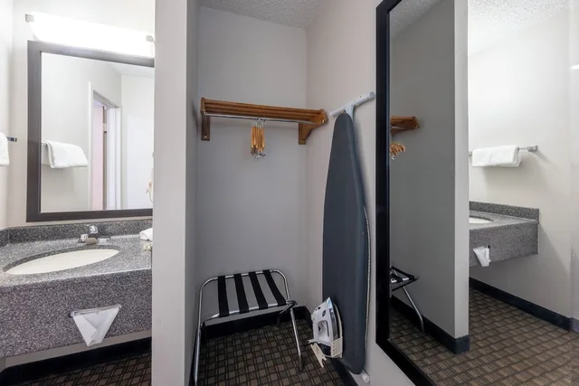 غرفة قياسية بسريرين مزدوجين مع أريكة، HomeTown Inn by Red Roof East Syracuse 6/6