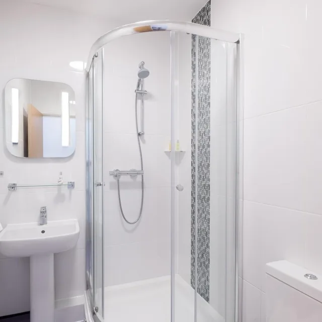 غرفة ثلاثية، Signature Hotel London 6/7