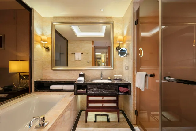 غرفة ديلوكس بسرير كينج، Hilton Guangzhou Baiyun Hotel 3/3
