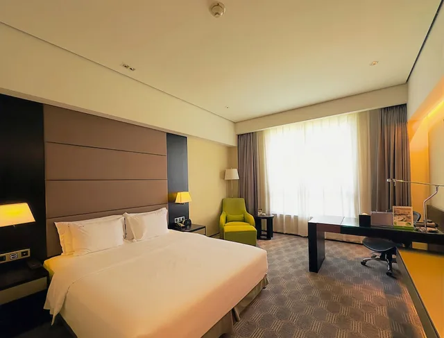 Standard, King Bed, Middle Floor, Holiday Inn Nantong Oasis International 1/10