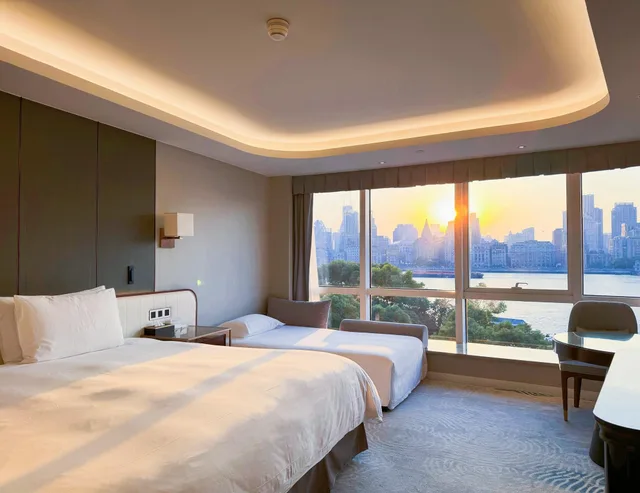 غرفة عائلية بسرير كينج مع أريكة، Oriental Riverside Hotel Shanghai International Convention Center 2/4