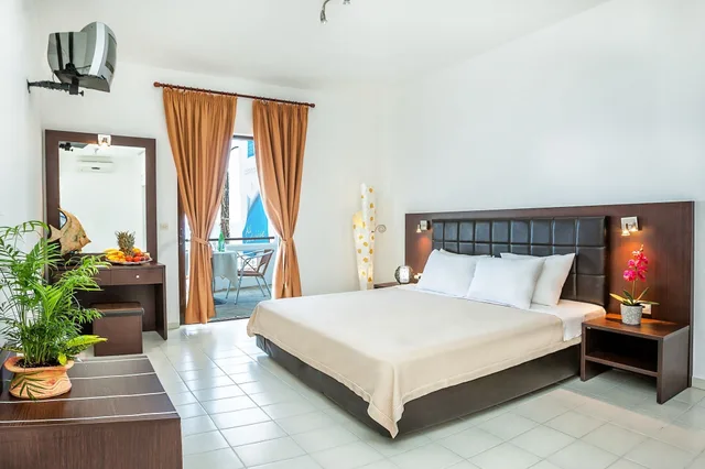 غرفة قياسية بسرير مزدوج بإطلالة على البحر، Xenios Dolphin Beach Hotel 4/7