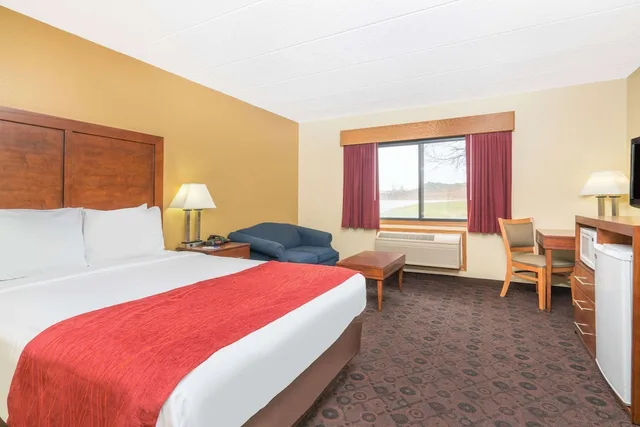 Suite, King Bed, Sofa, Jetted Tub, Baymont by Wyndham Kasson Rochester Area 2/4
