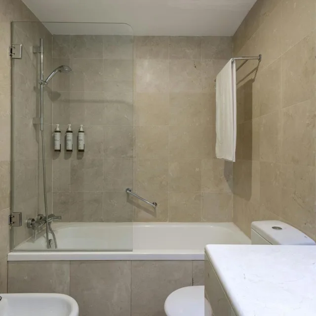Standard, King Bed, Street View، Ac Hotel Victoria Suites 6/7