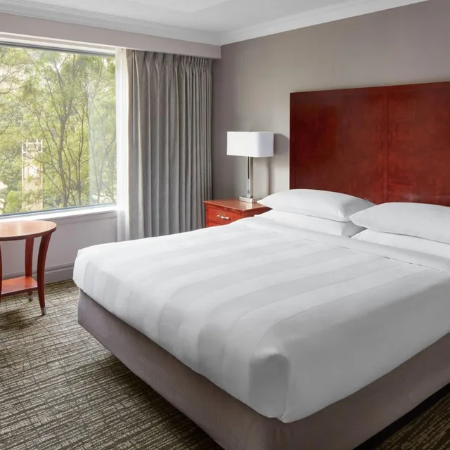 غرفة بسرير كينج، Marriott Eaton Centre Toronto 1/16