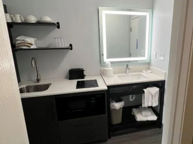 1 Queen Bed - ADA/RI Shower/Nsmk/Kitchen، Studio6 Altoona, IA - Des Moines East 8/9