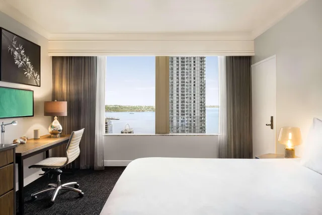 Room, King Bed, Partial Water or Skyline View، Hilton Motif Seattle 1/10