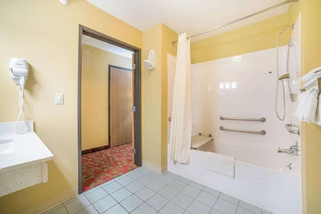 Upgrade, Suite, 2 Queen Beds, Sofa، Quality Inn O'Fallon IL - St. Louis 7/10