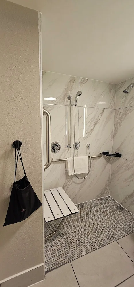 غرفة بسرير كينج لذوي الإعاقة، Wyndham Garden Atlanta Airport 6/7