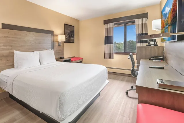 Room, Twin Beds, Ramada By Wyndham Minneapolis Golden Valley 1/8