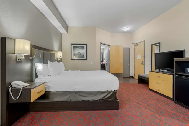 غرفة قياسية بسرير كينج يُسمح فيها بالحيوانات الأليفة، Best Western Plus Eastgate Inn Suites 2/4