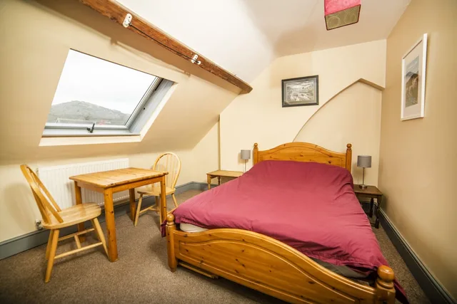 جناح أساسي بسرير مزدوج وسريرين منفصلين بإطلالة على الجبل بحمام خاص، Llangollen Hostel 2/4