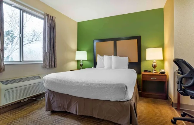 غرفة بسرير كوين بمطبخ، Studio6 Suites Jackson Ridgeland MS 5/10
