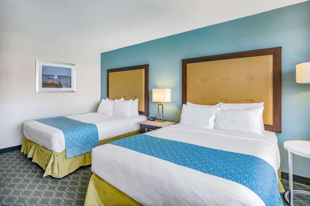 غرفة رباعية بإطلالة على المدينة، Wyndham Garden Kenosha Harborside 1/1